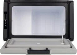 Campart Koelbox XXL CB-8695 – Koelen En Vriezen – LED Display Met Digitale Temperatuurweergave - Coolbox 230V En 12V - 35 Liter - Zwart 9 Campart Koelbox XXL CB-8695 – Koelen En Vriezen – LED Display Met Digitale Temperatuurweergave - Coolbox 230V En 12V - 35 Liter - Zwart -Intex Deals Winkel 1200x866 4